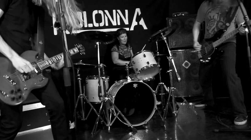 �l� katso silmiin -musiikkivideosta 2013