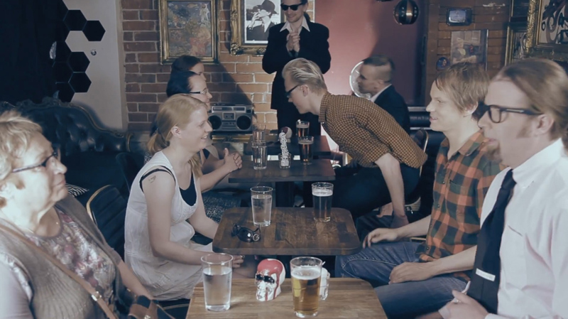 �l� katso silmiin -musiikkivideosta 2013