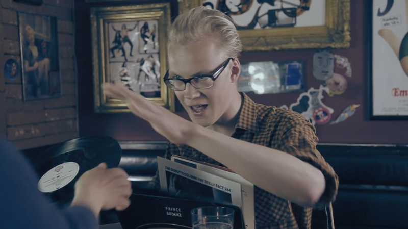 �l� katso silmiin -musiikkivideosta 2013