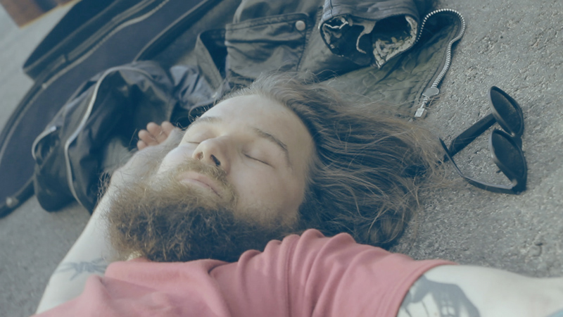 �l� katso silmiin -musiikkivideosta 2013